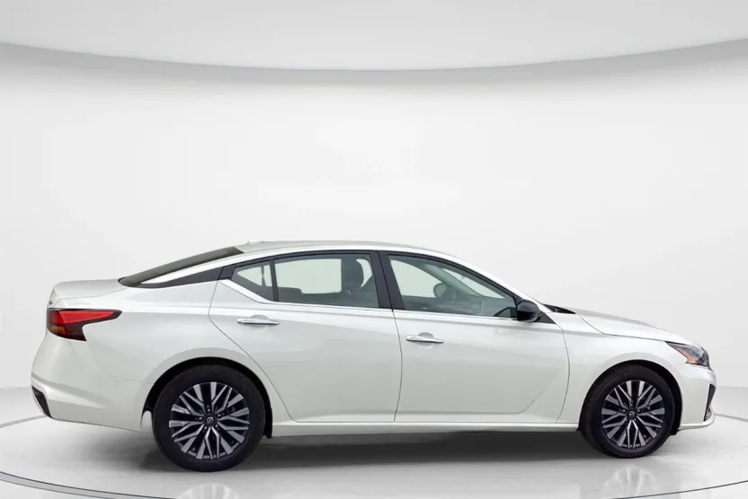 2024 Nissan Altima 2.5 SV photo 1