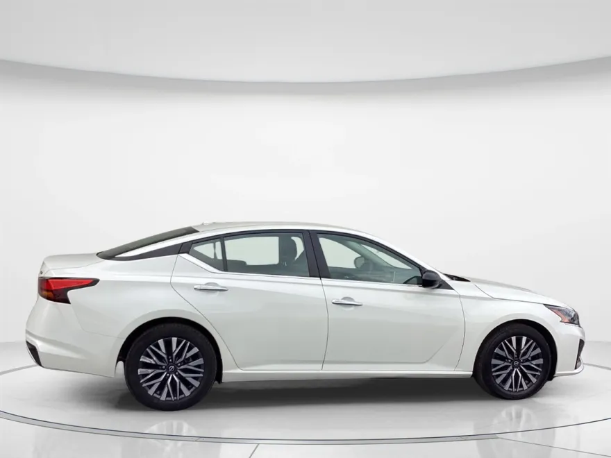 2024 Nissan Altima 2.5 SV photo 1