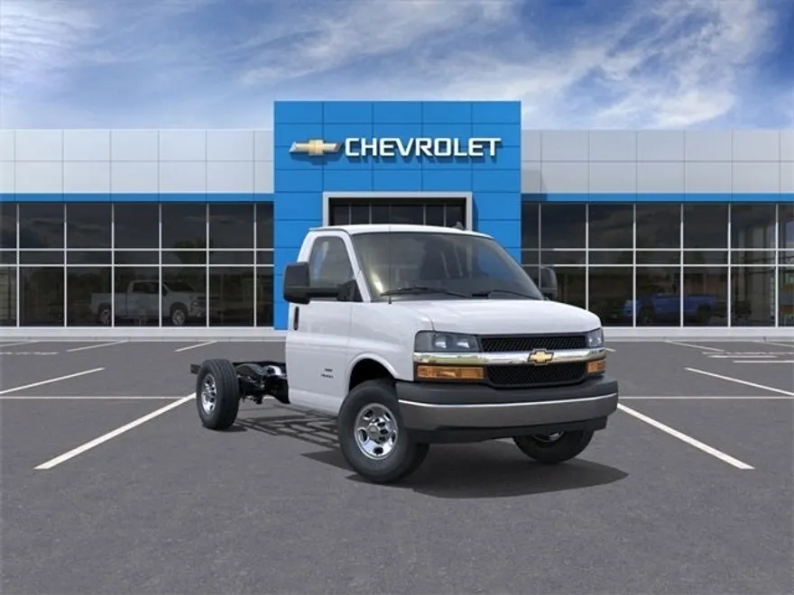 2025 Chevrolet Express Cutaway 3500 photo 1