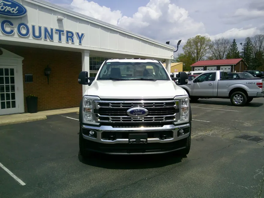 2025 Ford F-600 photo 1