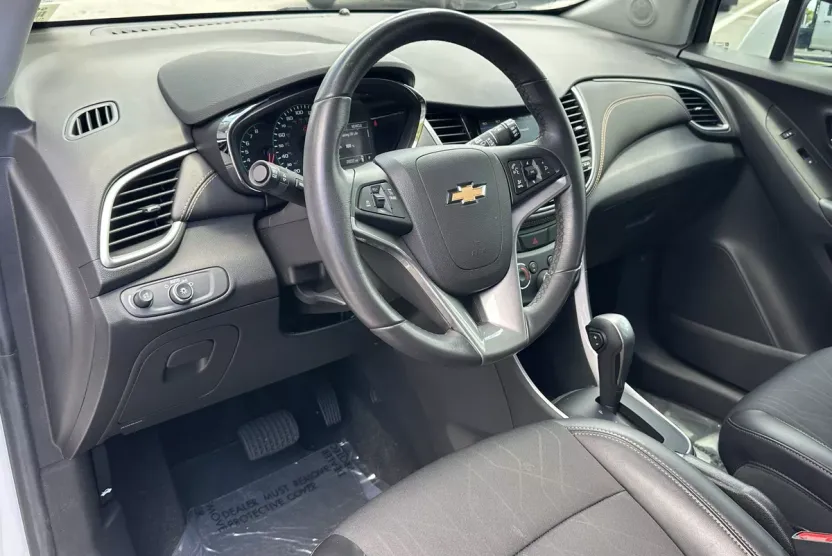 2022 Chevrolet Trax LT photo 1