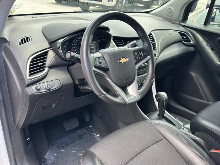 2022 Chevrolet Trax LT photo 1