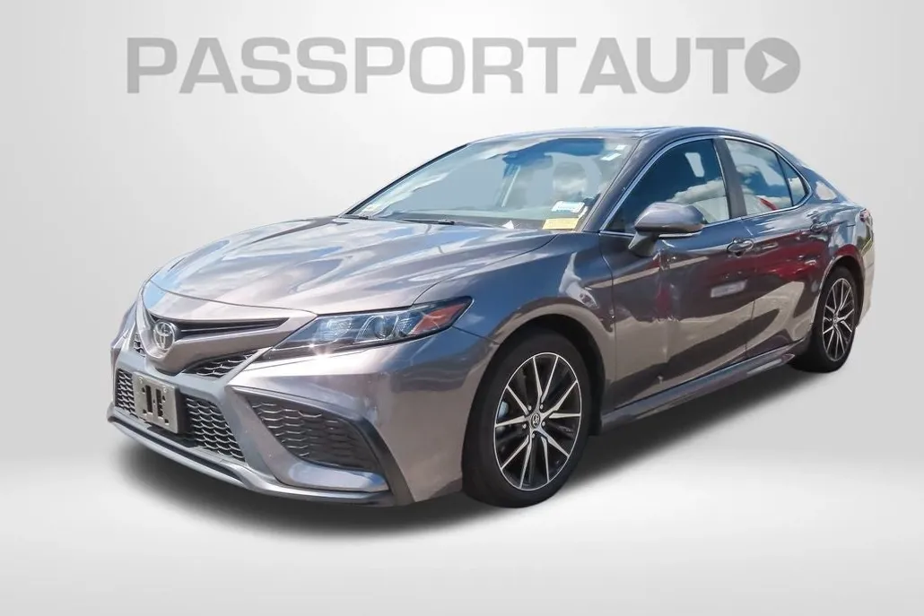 2022 Toyota Camry SE photo 1