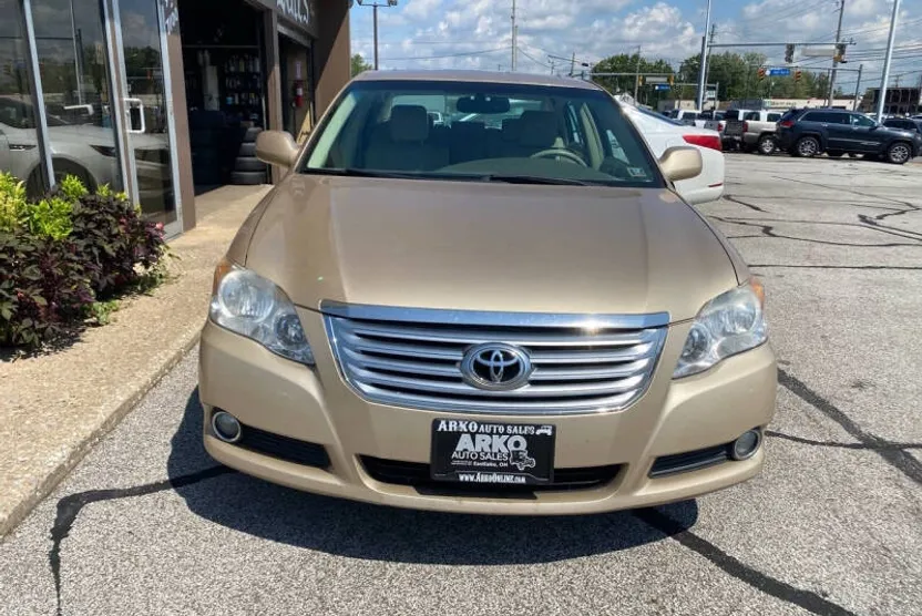 2010 Toyota Avalon XLS photo 1