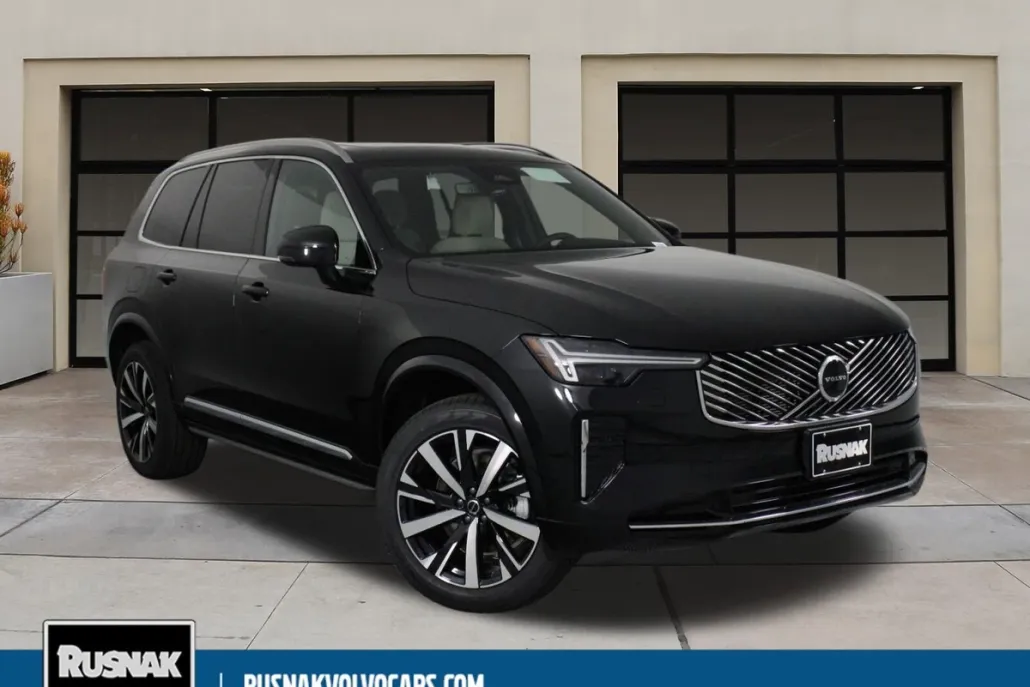 2025 Volvo XC90 B5 Core photo 1