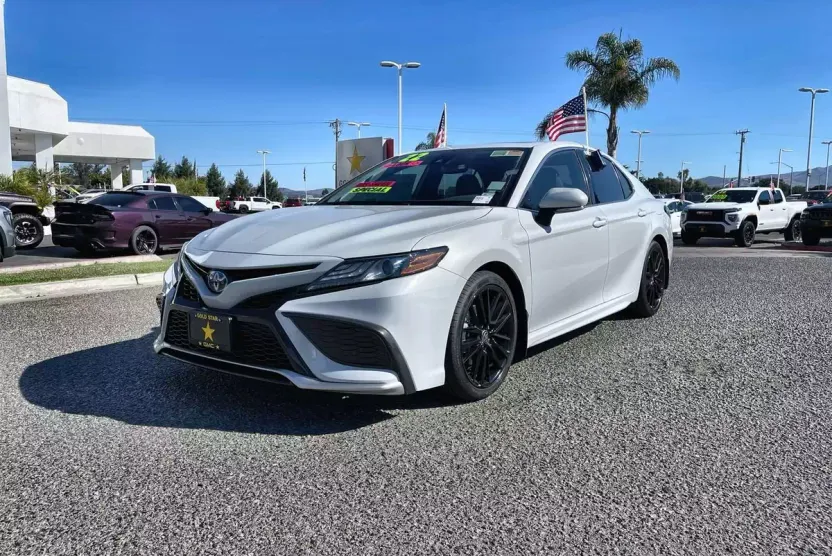 2022 Toyota Camry Hybrid XSE photo 1