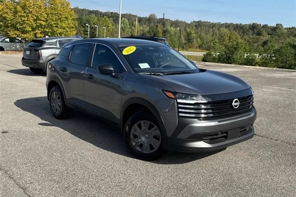 2025 Nissan Kicks S photo 1