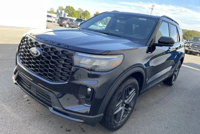 2025 Ford Explorer ST-Line photo 1