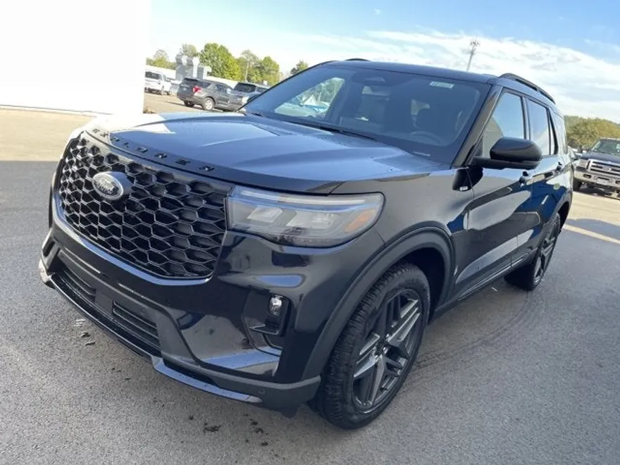 2025 Ford Explorer ST-Line photo 1