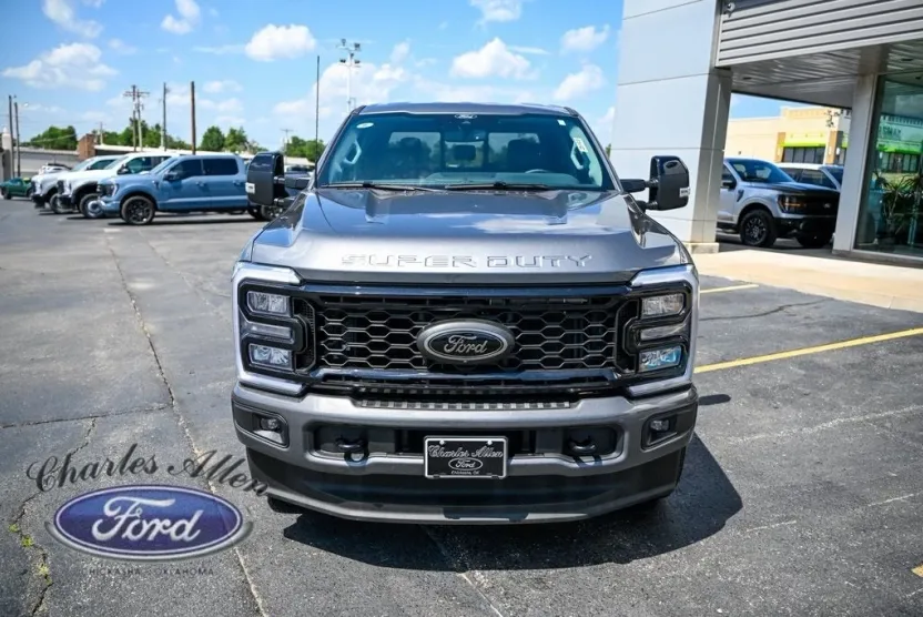 2025 Ford F-250 Lariat photo 1