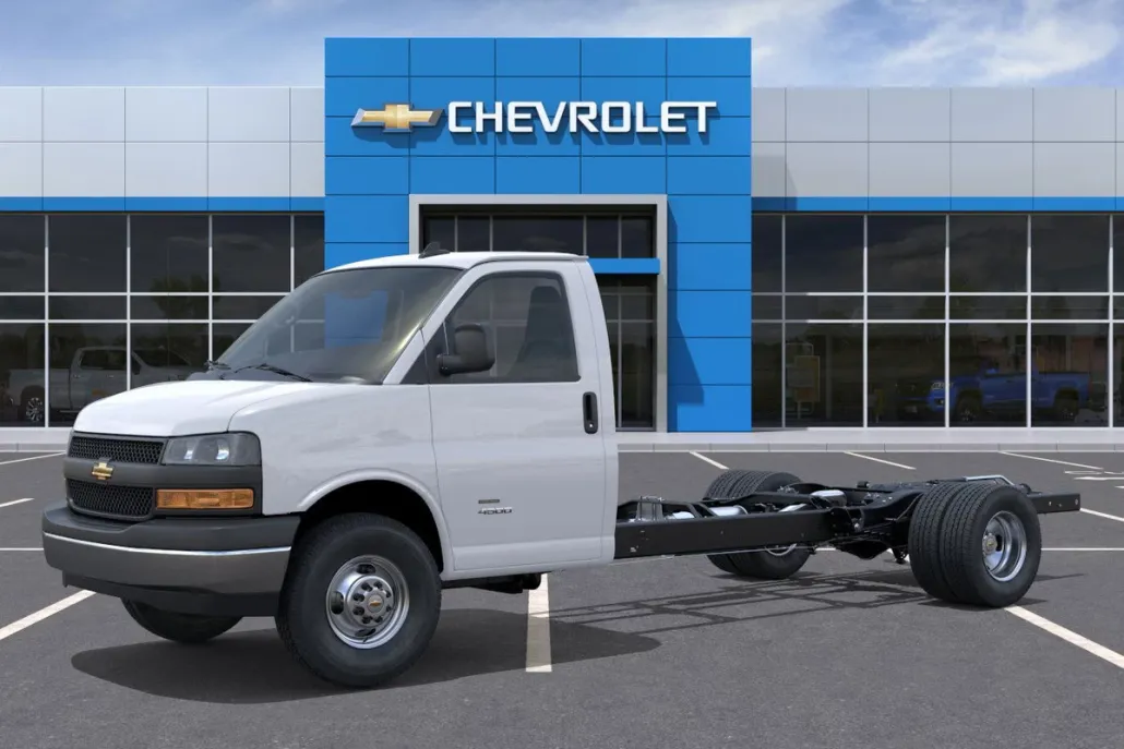 2025 Chevrolet Express Cutaway 3500 photo 1
