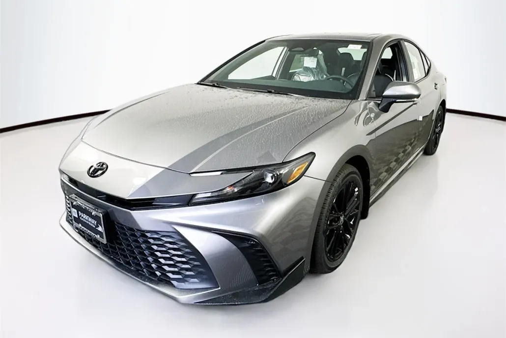 2025 Toyota Camry SE photo 1