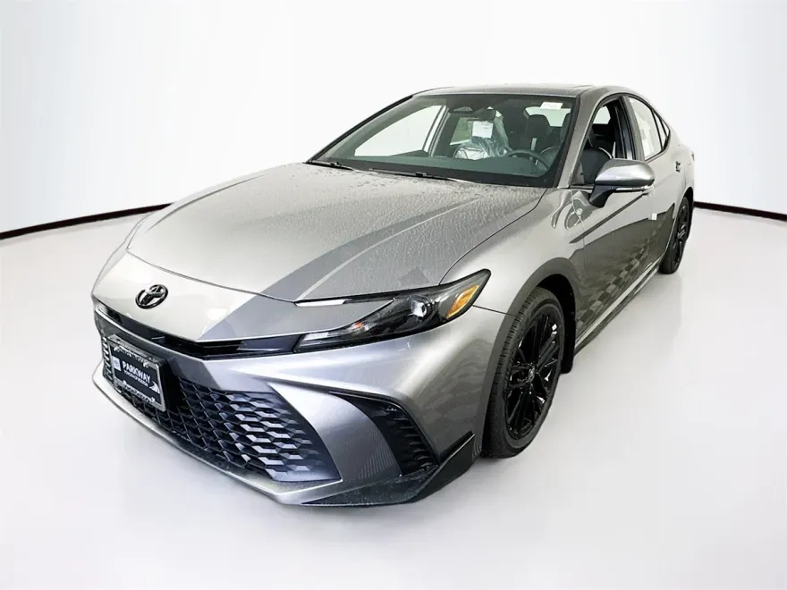 2025 Toyota Camry SE photo 1