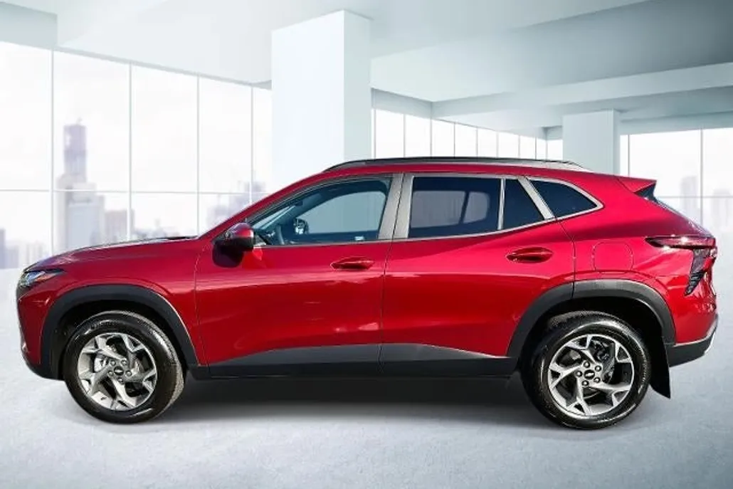 2024 Chevrolet Trax LT photo 1