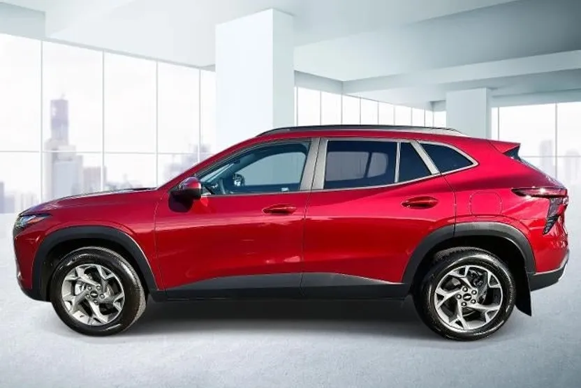 2024 Chevrolet Trax LT photo 1