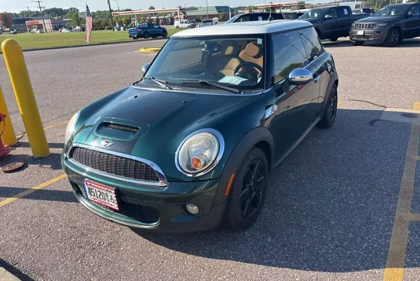 2010 Mini Cooper Base photo 1