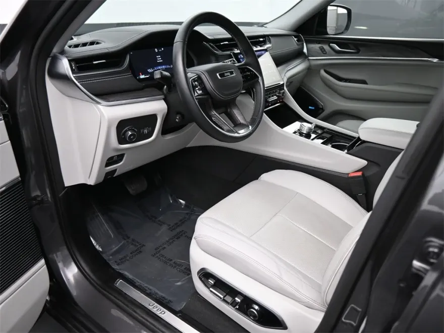 2022 Jeep Grand Cherokee Overland photo 1