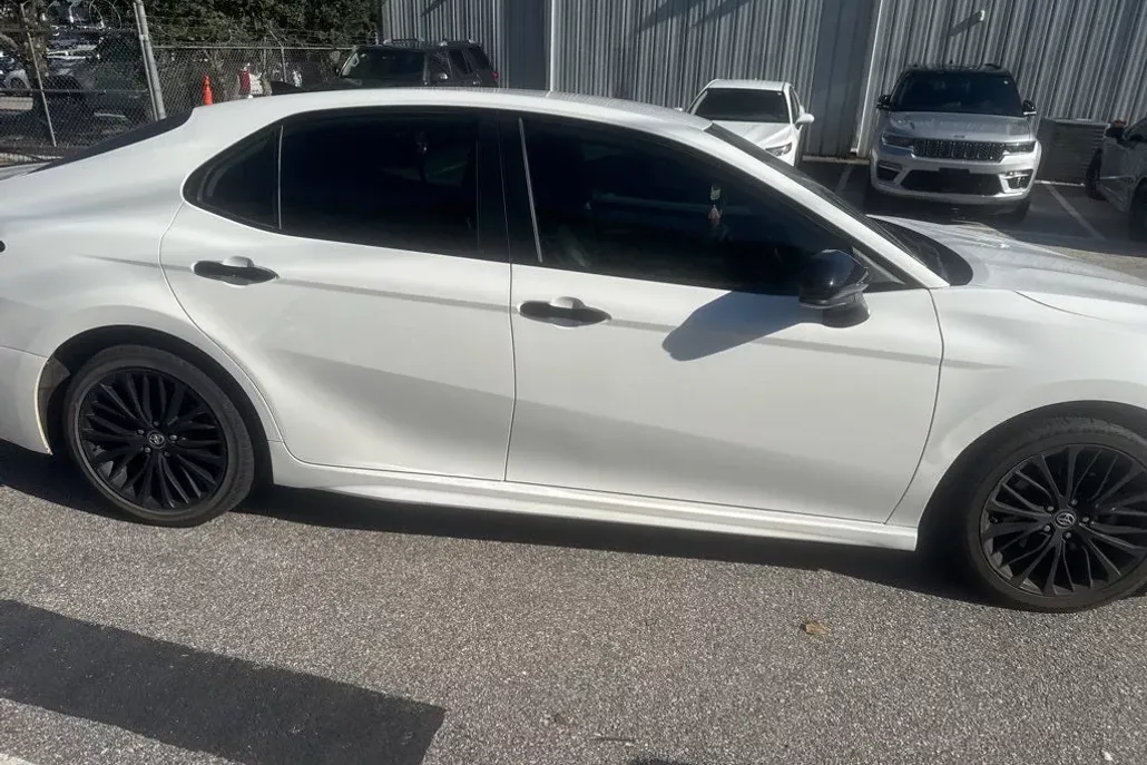 2020 Toyota Camry SE photo 1