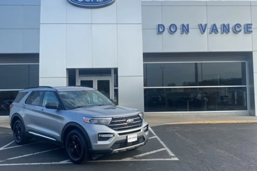 2021 Ford Explorer XLT photo 1