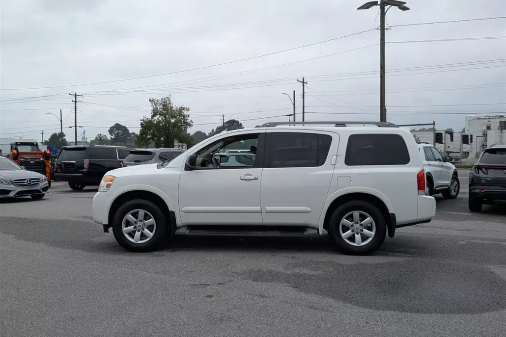 2014 Nissan Armada SV photo 1