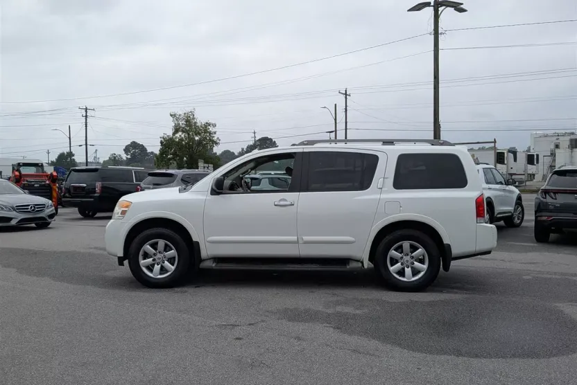 2014 Nissan Armada SV photo 1