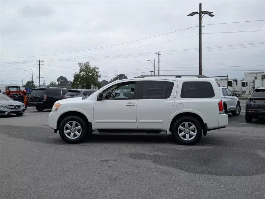 2014 Nissan Armada SV photo 1