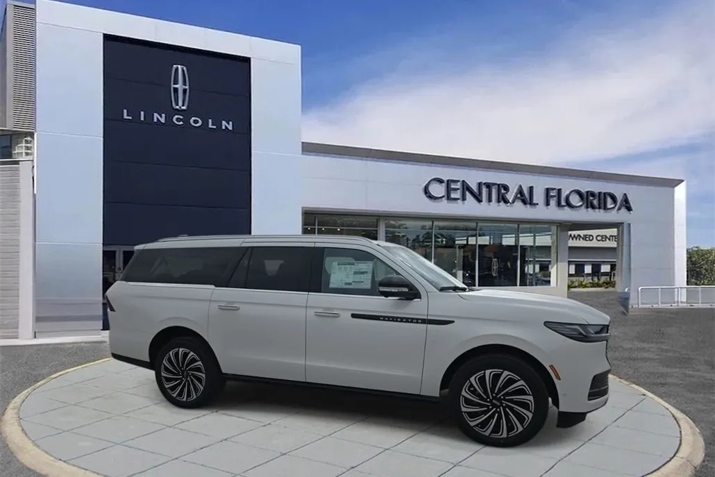2025 Lincoln Navigator Black Label photo 1
