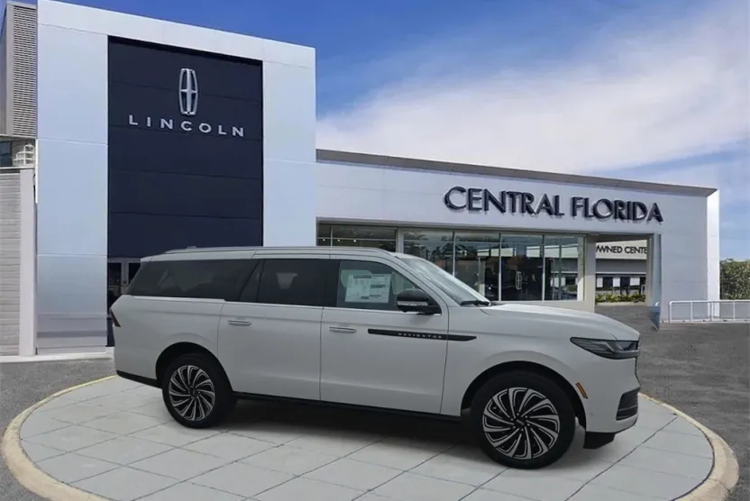 2025 Lincoln Navigator Black Label photo 1