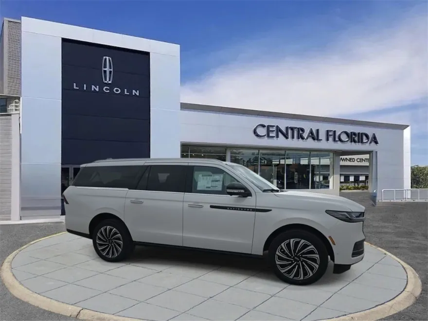 2025 Lincoln Navigator Black Label photo 1