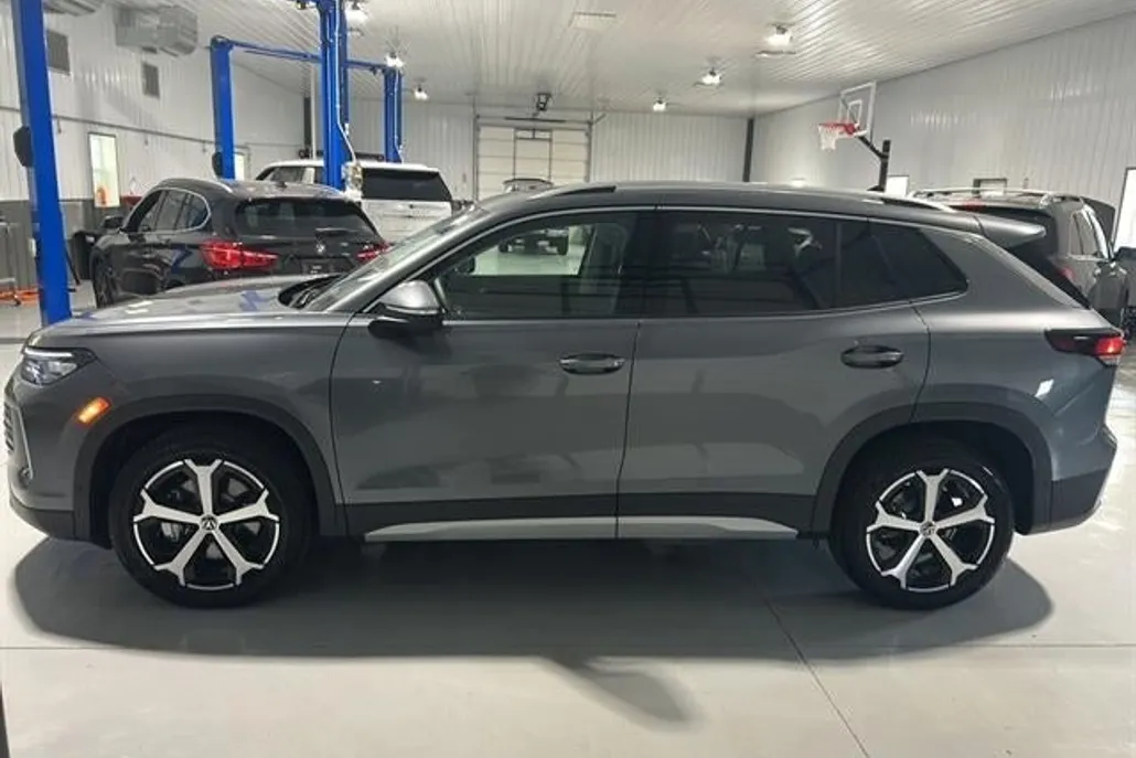 2025 Volkswagen Tiguan SE photo 1