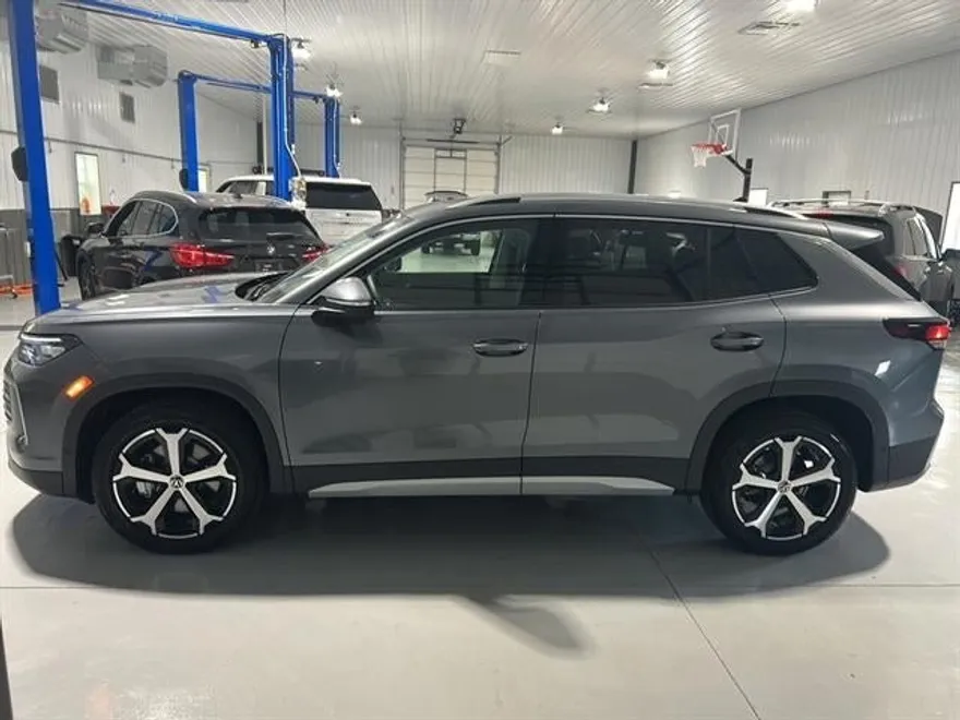 2025 Volkswagen Tiguan SE photo 1