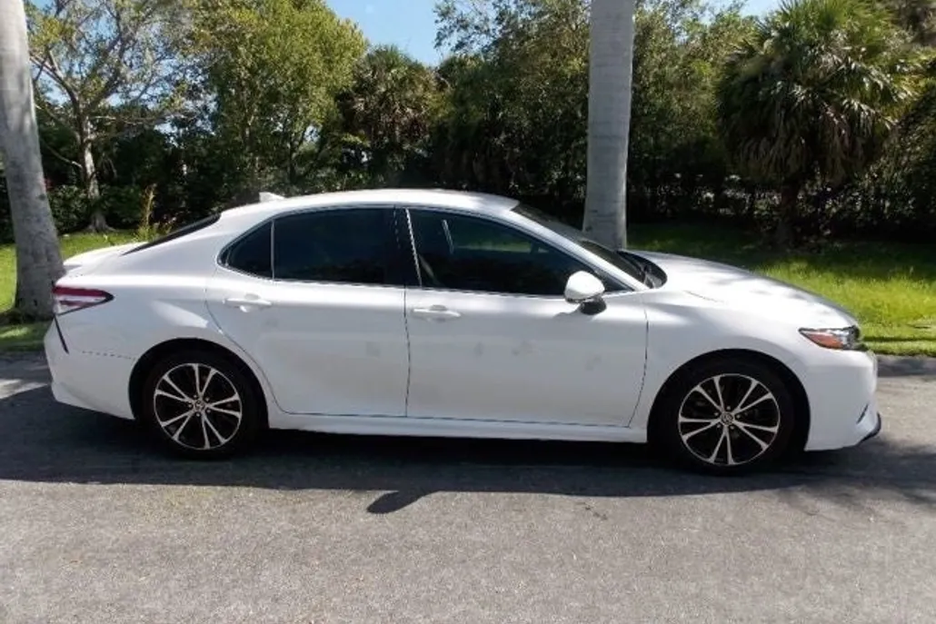 2020 Toyota Camry SE photo 1
