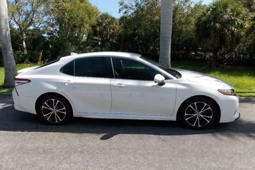 2020 Toyota Camry SE photo 1