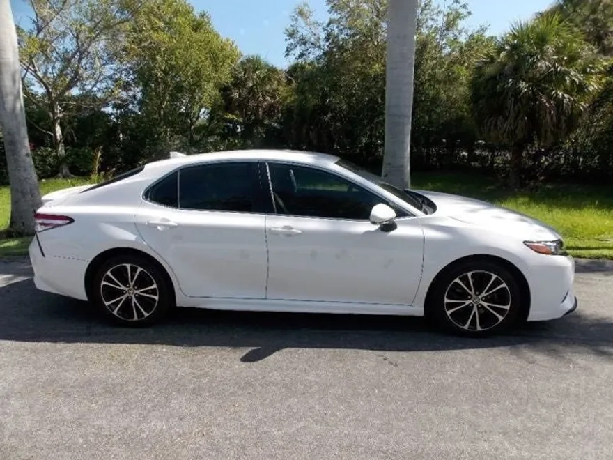 2020 Toyota Camry SE photo 1