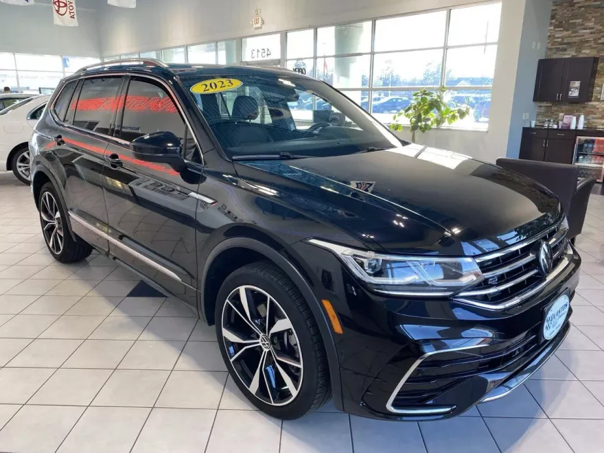 2023 Volkswagen Tiguan SEL R-Line Black photo 1