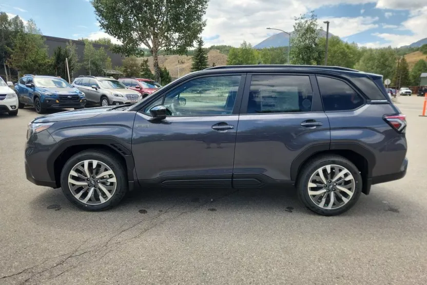 2025 Subaru Forester Touring photo 1