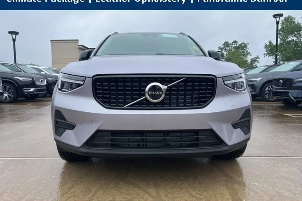 2026 Volvo XC40 Core photo 1