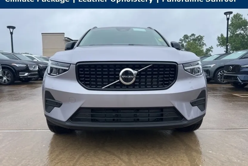 2026 Volvo XC40 Core photo 1