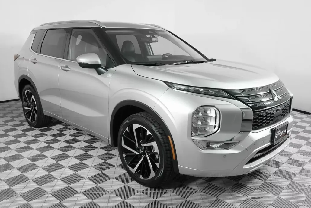 2024 Mitsubishi Outlander SEL photo 1