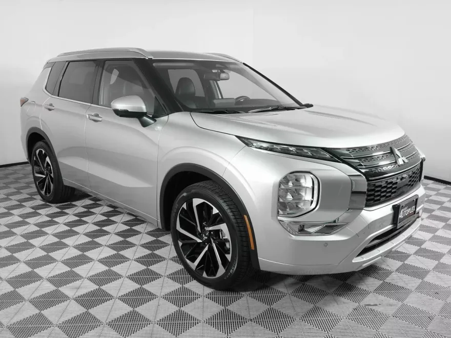 2024 Mitsubishi Outlander SEL photo 1