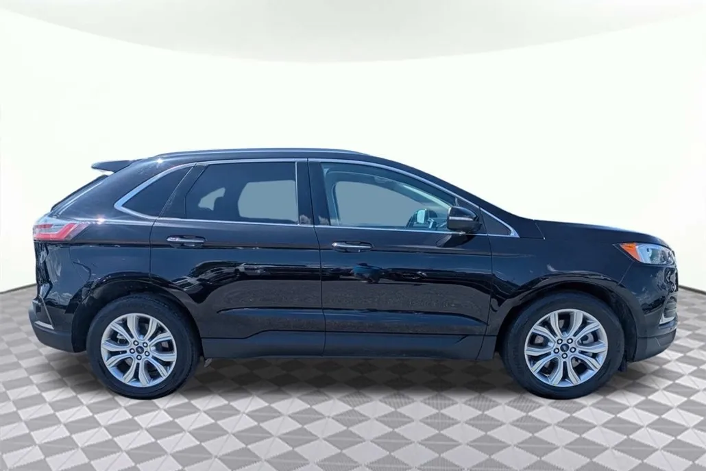 2022 Ford Edge Titanium photo 1