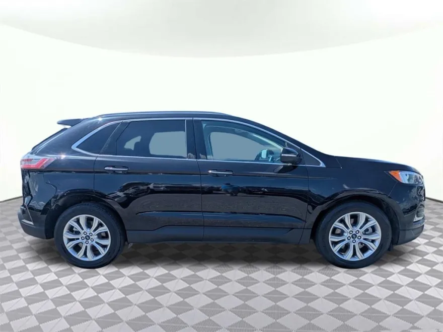2022 Ford Edge Titanium photo 1