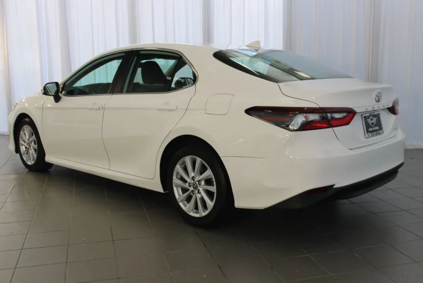 2023 Toyota Camry LE photo 1