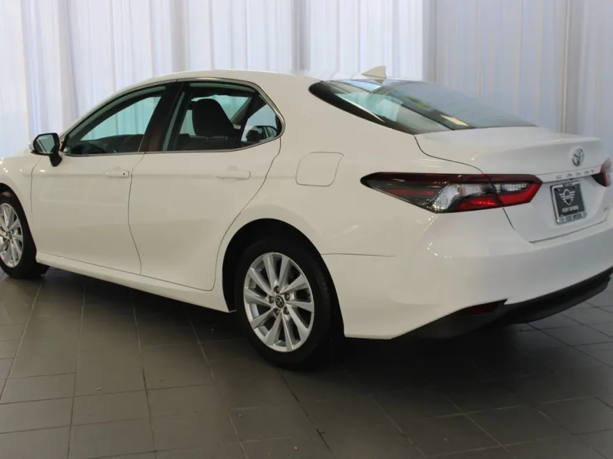 2023 Toyota Camry LE photo 1