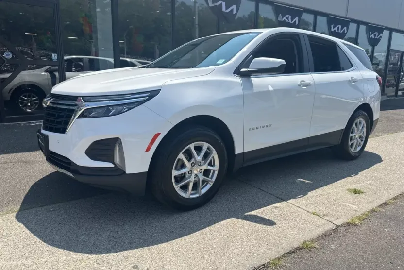 2023 Chevrolet Equinox LT photo 1