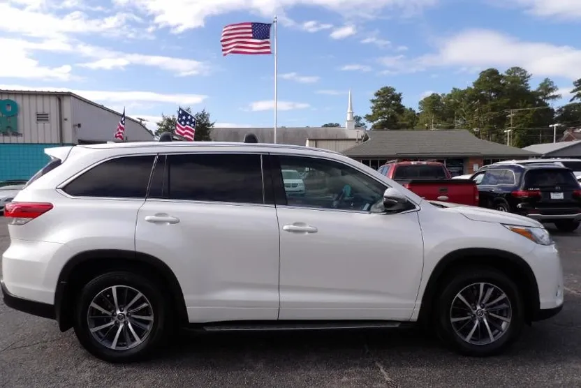 2018 Toyota Highlander SE photo 1
