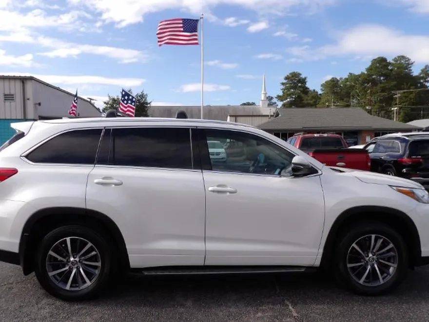 2018 Toyota Highlander SE photo 1