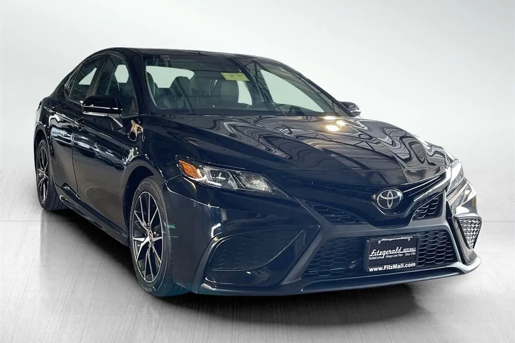 2022 Toyota Camry SE photo 1