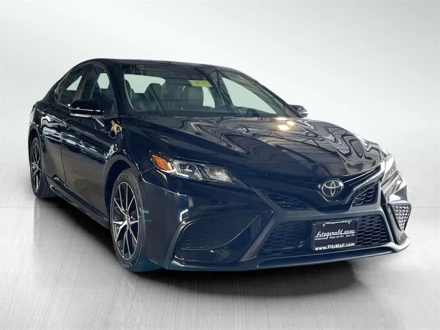 2022 Toyota Camry SE photo 1