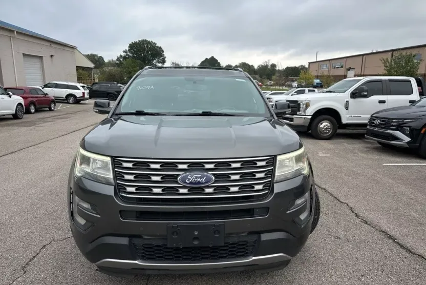 2017 Ford Explorer XLT photo 1